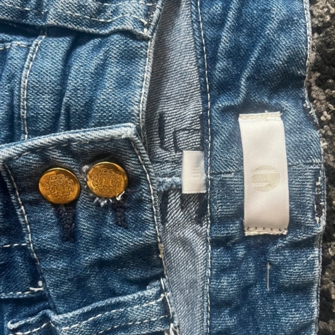 Blå jeans med dragkedjor och knappar - 91