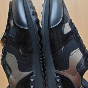 valentino rockrunner - Säljer dessa feta valentino rockrunner storlek 42 skick 10/10 helt nya. Skriv för mer frågor eller funderingar 