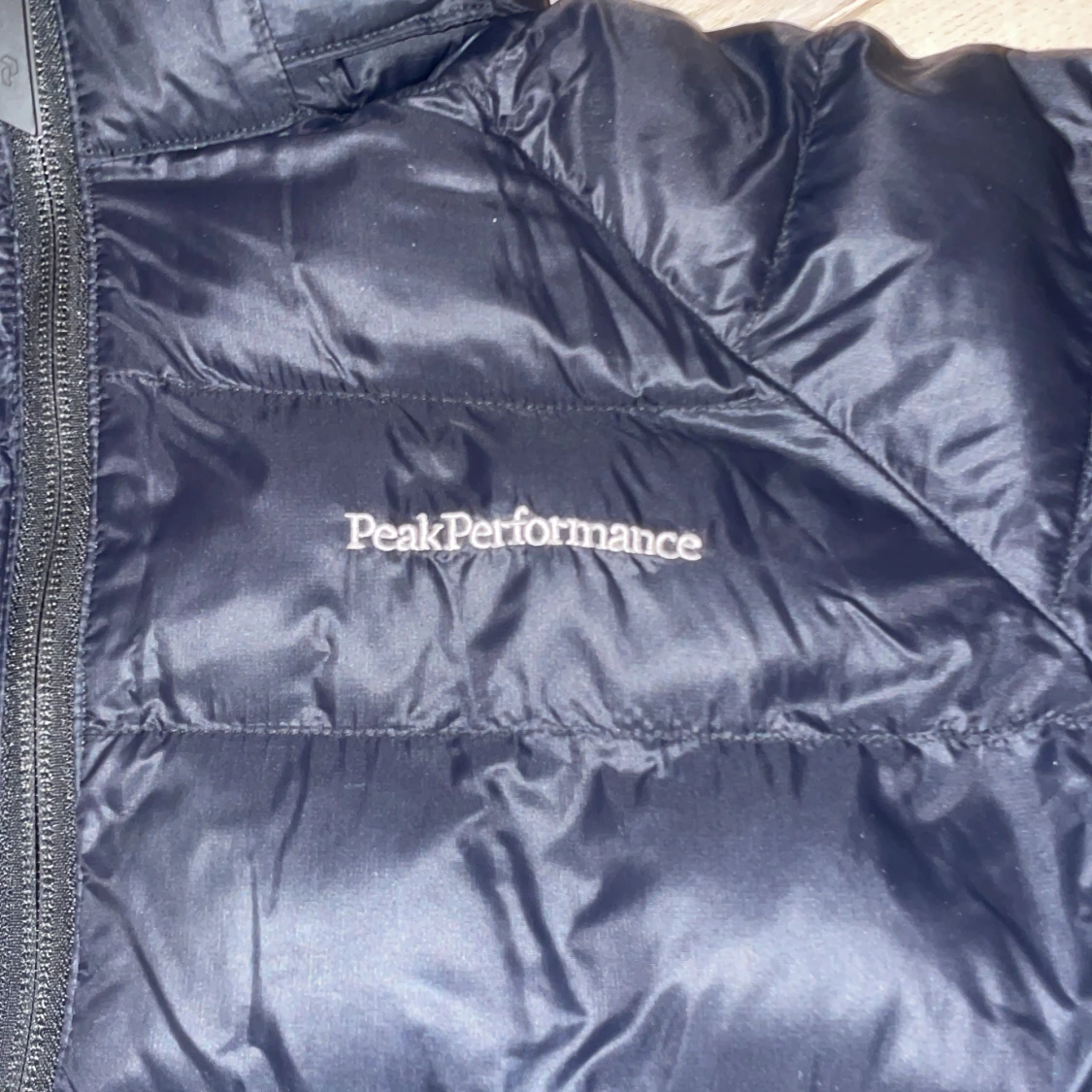 Jag säljer nu min svarta peak performance jacka för att den inte passar. Nypris 1800 men jag säljer min för 1000 för att den är använd i en halv vinter. Kvaliteten är 10/10 inga skador eller fläckar. - 92