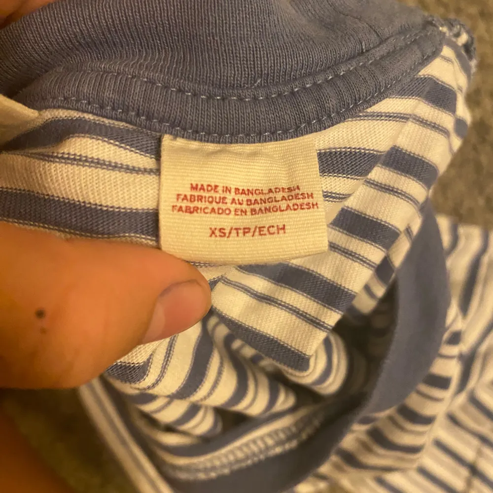 Säljer denna Levis t-shirt då jag inte använder använd nån gång bra skick köptes för ungefär 3-4 årsen . T-shirts.