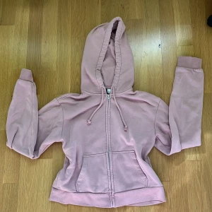 Rosa cropped kofta - Rosa kofta i bra skick. Bekväm och söt. Det står att plagget är M i storlek men jag hade nog sagt den skulle passa dig som är S eller XS. 