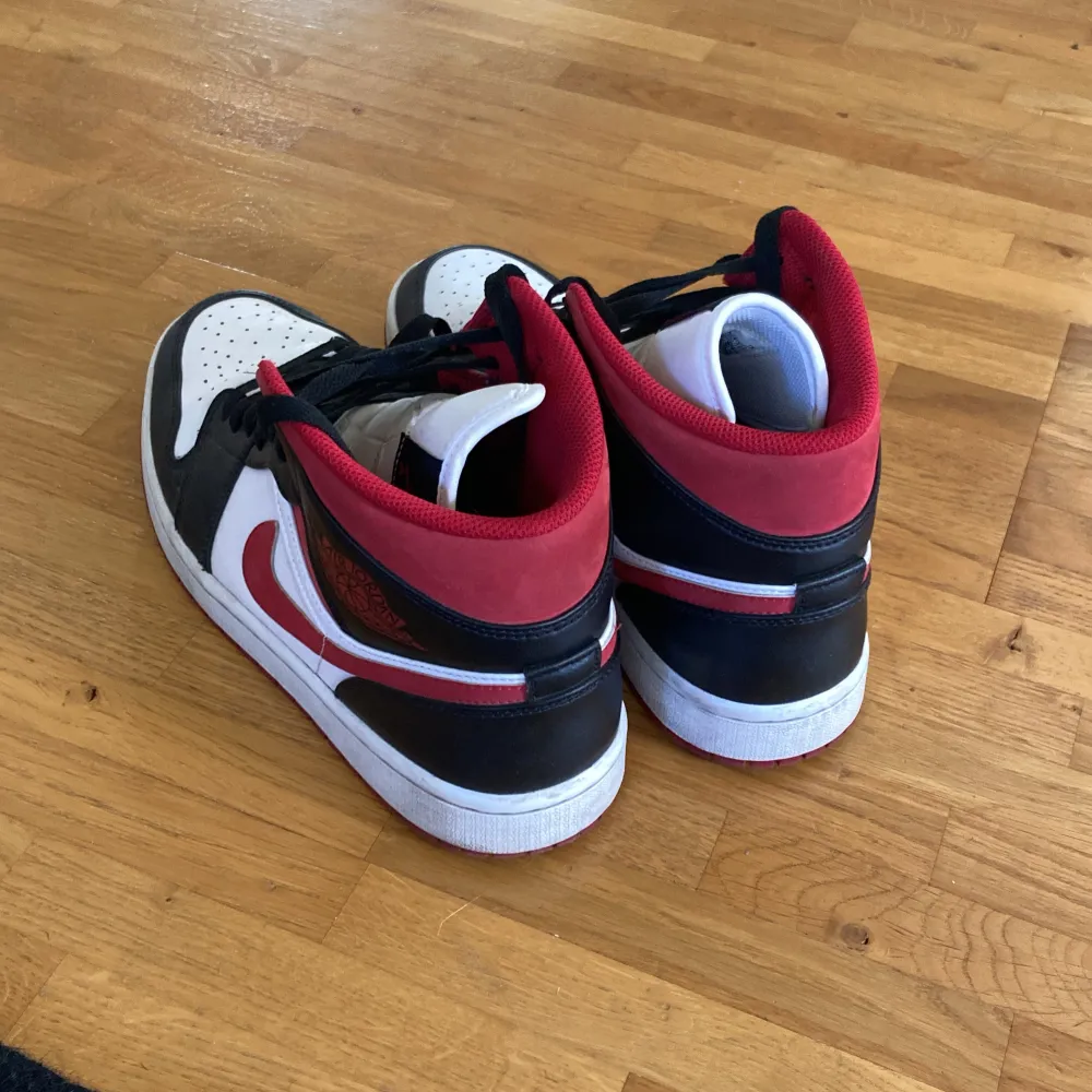 Säljer ett par snygga Nike Air Jordans i klassiska färgerna svart, vitt och rött. Skorna har en hög modell med snörning. Skorna har lite lätt användning men inga egentliga defekter. Skick 8/10. Skor.