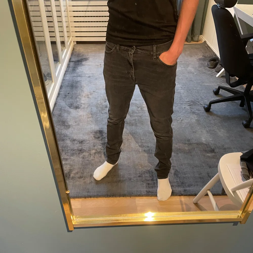 Hej, säljer nu dessa as snygga tiger jeans. Dom är i otroligt bra skick! Det är storlek 30/32 men skulle säga att dem även passar 29/32 lika bra. Modellen är 175cm och dom sitter perfekt. Hör av er vid frågor!. Jeans & Byxor.