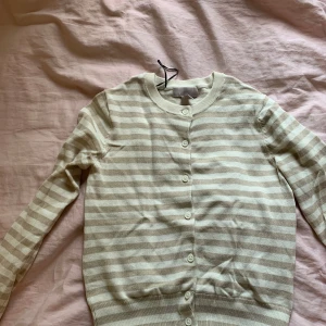 Randig kofta  - En kort från hm. Aldrig använd i storlek xs. Den är beige och ljus brun.