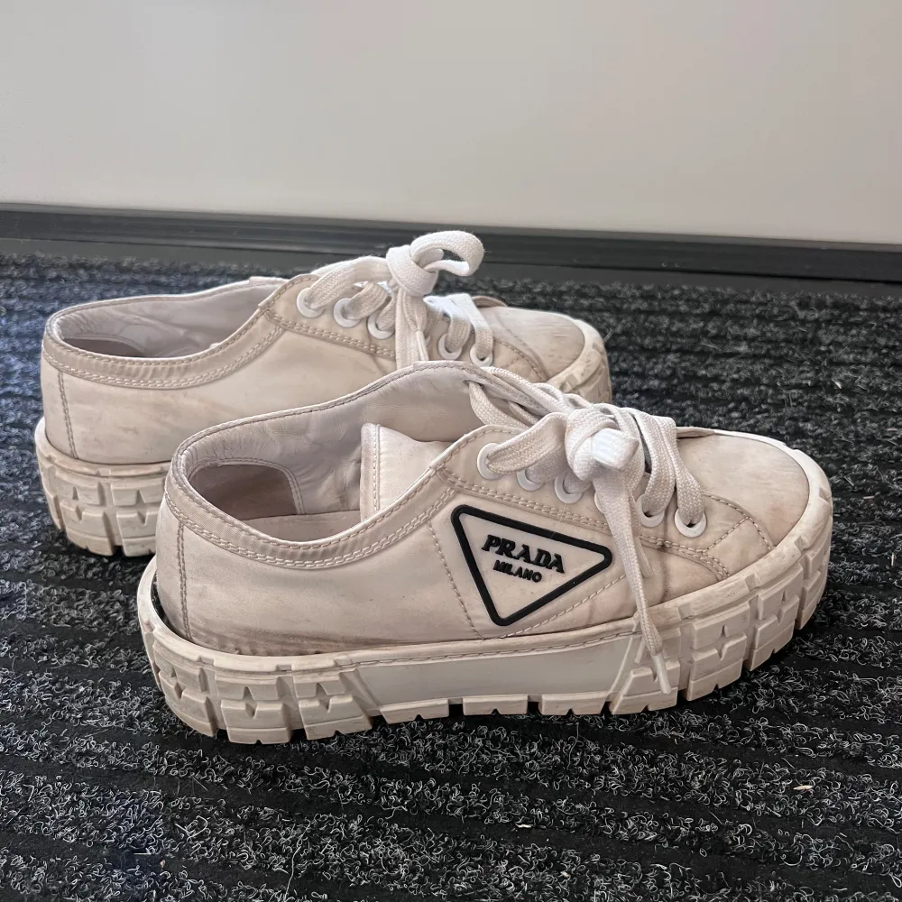 Säljer mina Prada sneakers. Köpta i augusti 2020 för 6500kr men nypris idag på skorna är 10 100kr. De är använda och har tagit bild på slitage (se bilder) men går såklart att använda och är fortfarande fina! Digitalt kvitto finns! 💛. Kengät.