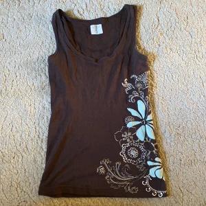 Mönstrat linne - Brunt linne med blommönster på ena sidan🌸köpt second hand från hm logg