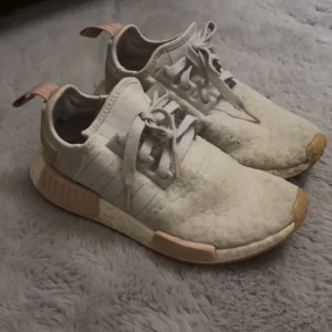 Sneakers - Adidas - Använda, finns en skada som finns med i bilderna, väldigt bekväma 