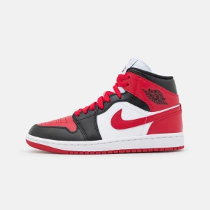 AIR JORDAN 1 MID black/gym red/white stl 39 - Säljer mina Jordan’s i stl 39 då det ej är min stil längre, endast använda några fåtal gånger och i mycket fint skick