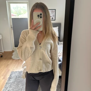 Kofta från H&M - Säljer denna söta stickade koftan från H&M, strl S, lite nopprig. 50kr+frakt🤍