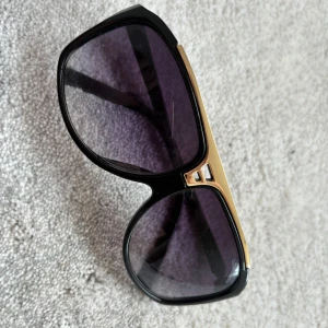 Lv solglasögon  - Köpte dessa solglasögon för några år sedan på en hemsida (kommer inte ihåg vart) men super fint skick knappt använda! Funkar till både tjej och kille🥰