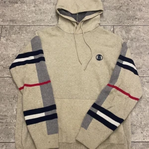 Burberry hoodie - Nyskick stickad hoodie som är storlek xxl men passar allt från S-L