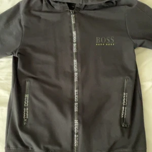 Hugo boss tröja - Riktigt fräsch Hugo boss hoodie köpt i vintras säljer då jag inte använder längre kan gå ner lite i pris vid snabb affär 
