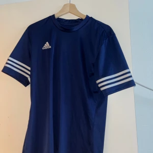 Mörkblå Adidas tröja - Bra skick nice oversized mörkblå Adidaströja. 