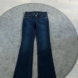 Lågmidjade bootcut jeans💕 - Sjukt snygga bootcut jeans! Säljer för att de är lite för långa för mig💕 Storlek 34