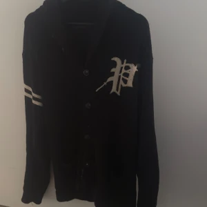 Ralph lauren  - Hejsan! Jag säljer en svart Ralph Lauren cardigan i mjukt och bekvämt material. Perfekt både till vardags och festligare tillfällen. I fint skick och sparsamt använd.   