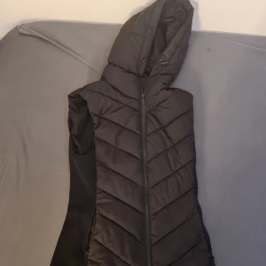 Zara vest - En zara vest i storlek Xs. Är i jättebra skick och har nästan aldrig använts.