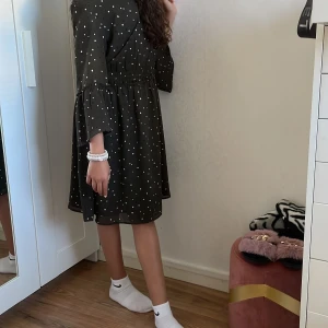 Säljer en fin prickig klänning! - Säljer en fin klänning fyr inte så mycket. Den passar till sommaren och även för fester💗 du får klänningen i bra skick!