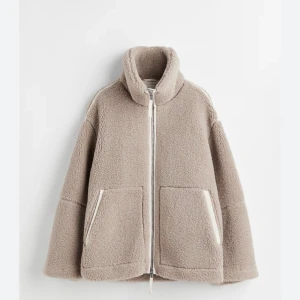 Teddyjacka hm - Säljer den jätte fina teddyjackan från hm som är helt slutsåld!! Köpt förra året och är i superbra skick och sparsamt använd🫶