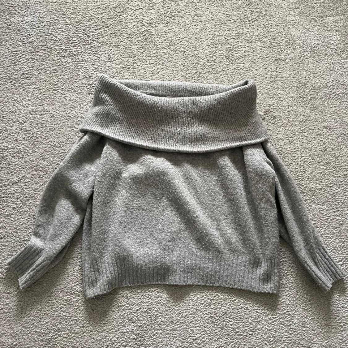 Stickad offshoulder tröja