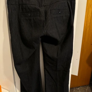 Randiga kostymbyxor! - Säljer dessa ursnygga lågmidjad randiga kostymbyxor! Storlek 40 och säljer pågrund av att den ej passar! Priset kan diskuteras 💗