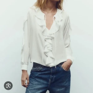 Zara blus med volang - Blus, skick 9/10 skriv för bilder 