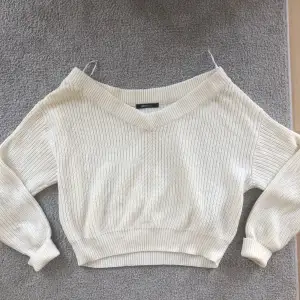 Säljer en superfin vit stickad tröja från Gina Tricot. Den har en snygg off-shoulder design och är perfekt för både höst och vinter. Den är i toppenskick!! Strl M men sitter fint på mig som har S