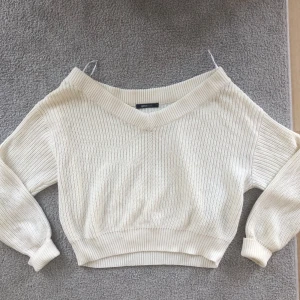 Vit stickad tröja från Gina Tricot - Säljer en superfin vit stickad tröja från Gina Tricot. Den har en snygg off-shoulder design och är perfekt för både höst och vinter. Den är i toppenskick!! Strl M men sitter fint på mig som har S