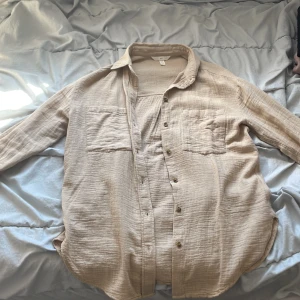 Beig bluse  - Oversized