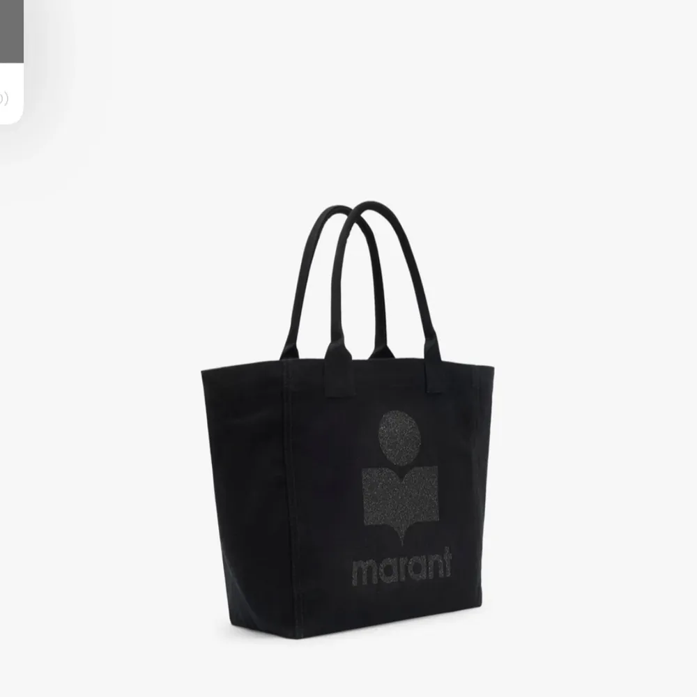 Snygg och stilren svart tote bag från Marant. Väskan har två handtag och ett glittrigt logotyptryck på framsidan. Perfekt för en dag på stan eller som en chic vardagsväska till skolan eller jobbet!. Väskor.