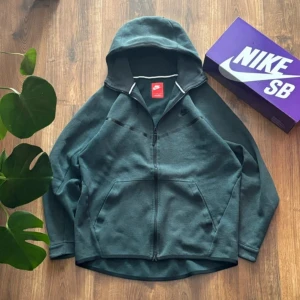 Nike tech hoodie - Nike tech hoodie i utmärkt skick, finns små spår av användning men inget märkvärdigt. Storlek L   