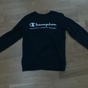 Champion crew neck - Champion crew neck andvänd max 5 ggr inga som helst tecken på slitage 
