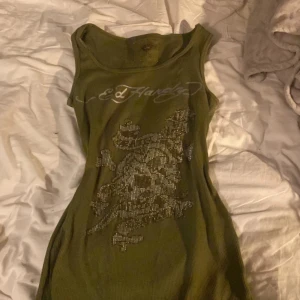 Ed hardy linne🥱 - Skit snyggt ed hardy linne med alla rhinestones kvar, utmärkt skick‼️ ser ganska långt ut meb sitter som ett lite vanligt linne