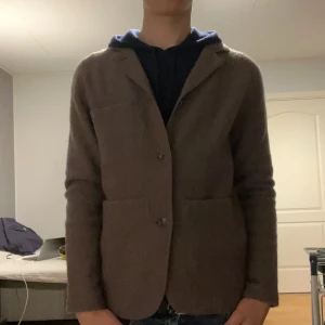 Stickad blazer/kavaj/overshirt - Säljer denna asfeta kavajen/overshirten ifrån selected homme. Den är helt ny och oanvänd nypris 999kr säljer den för 499kr. Den är is storlek S.