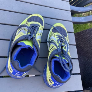 Skor Hummel  - Dem skor är sportskor i storlek 42