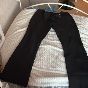 Kostymbyxor  - Säljer jätte fina kostymbyxor bootcut i storlek 42. Har använt några gånger men den är fortfarande lika fint så som den var nyköpt. 