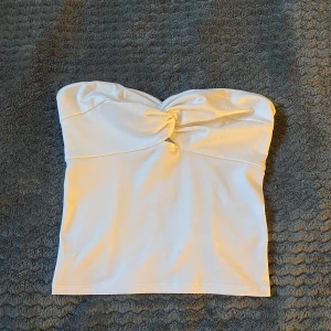 Vit tube top - Jättesöt topp, använd en gång. Den har som ett gummiband för att den inte ska halka ner vid bysten. Säljer pga att den inte kommer till användning🫶
