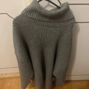Stickad grå tröja  - Mycket fint skick  Storlek L 