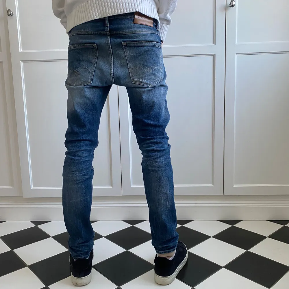 Tja! Säljer nu mina replay jeans med slitningar. Storleken är W28 L32 Skicket är 9/10 och är väldigt fina. Modellen är 185 men passar dig som är ca 180 perfekt! Nypris 1600, mitt pris 600. Hör av dig om du har någon fråga!. Jeans & Byxor.