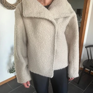 Teddy jacka Gina Tricot  - Säljer min superfina kappa från Gina Tricot pga att den är lite stor💕 Den är använd 1 gång!  Men absolut inget som syns🤩