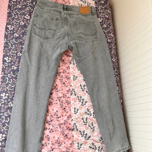 Jack Jones jeans har haft dom bara 2 gånger  - Den är i helt bra skick 