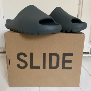 Yezzy slide slate marine - Snygga Yezzy slide slate marines. Varsamt använda och felfria från slitage. Nypris ca 1500. Mitt pris 1099