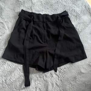 säljer dessa högmidjade kostymshorts från h&m i storlek 42 som jag har använt ett par gånger. köpt för 449 och säljer för 159kr