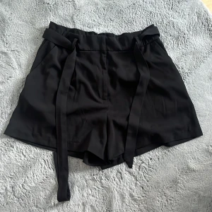 short - säljer dessa högmidjade kostymshorts från h&m i storlek 42 som jag har använt ett par gånger. köpt för 449 och säljer för 159kr