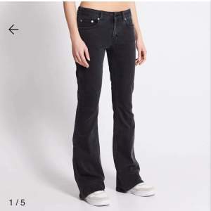 Säljer ett par svarta jeans i XS. Short lenght 76 ben 34 midja (funkar på mig 167, med skor på). Säljer liknande full length. Modell low waist bootcut. Perfekta i höst! De är i bra skick, klassisk design med fem fickor och knappgylf med dragkedja. 