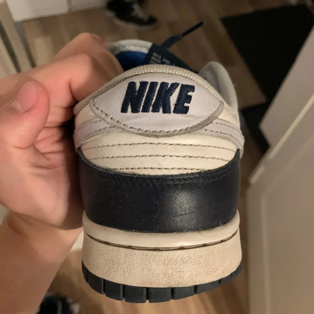 Säljer nu dessa ovanliga Nike skor i storlek 42 då dem inte riktigt passar min stil. Sparsamt använda och är i nyskick. Nypris: 1299 Mitt pris: 650. Creaseskydd ingår. Skor.