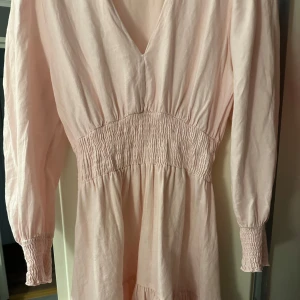 Klänning  - Säljer denna ljusrosa klänningen från Zara, en perfekt och söt klänning till sommaren. Endast använd fåtal gånger 🌸