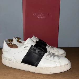 VALENTINO OPENS - Säljer nu mina slitna valentino opens! Storlek 41. Nypris: 7300kr Mitt pris: 1200kr!👍. Tar emot byten! De är köpta på Mytheresa och dustbag, box och mer tillkommer! Hör av er för med frågor 
