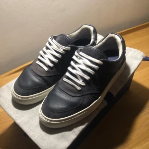 Jacob Cohen skor  - Säljer nu mina riktigt feta Jacob Cohen skor som kostar runt 5000kr+ nya! Skick 7,5/10 lite creasade men fortfarande mycket kvar o ge! Allt OG tillkommer vid köp - Dustbag och box. Öppen för prisförslag! Skicka Dm vid frågor! 