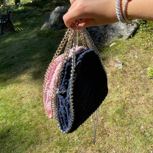 Stella McCartney liknande väska, BLÅA SÅLD!! - BLÅA SÅLD!! Handgjorda väskor, lång kedja tilläggs valfritt vid beställning. Pris kan diskuteras! 🩷🩷
