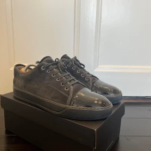 Lanvin skor - Säljer dessa feta svarta Lanvins perfekt nu till hösten för 1999kr. Mockan är i fint skick och det är minimalt med andvändning på Cap toen. Ingen box eller dustbag ingår bara skorna som är uk9. Skriv om du har några funderingar😁